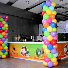 Kolumny z balonów w egzotycznej kolorystyce.