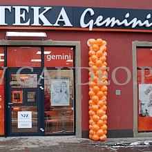 Kolumny z balonów.