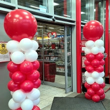 Balonowe słupy jako dekoracja wejścia.