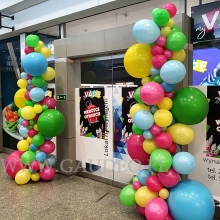 Organiczne kolumny z balonów.