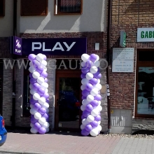 Słupy balonowe przed salonem Play.