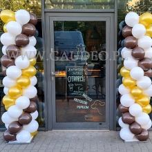 Kolumny z balonów na otwarcie.