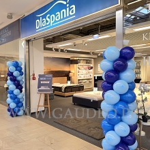 Kolumny balonowe przed salonem DlaSpania.