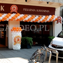 Balonowy kubek jako dekoracja przed kawiarnią Lajkonik w Krakowie.