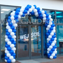 Łuk balonowy przed wejściem do sklepu na Ostrobramskiej w Warszawie.