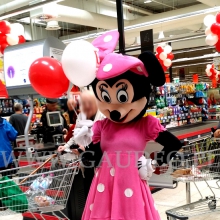 Balony z nadrukiem rozdawane przez maskotkę.