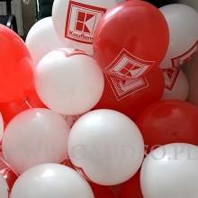 Balony reklamowe założone na patyczki.