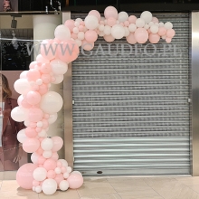 Organiczna dekoracja balonowa wejścia do sklepu odzieżowego.