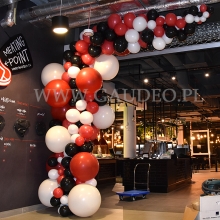 Balonowa dekoracja wejścia do restauracji w Warszawie.