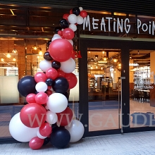Balonowa dekoracja restauracji na otwarcie.