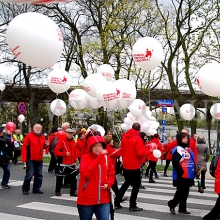 Związkowcy z ZNP maszerują z balonami helowymi.