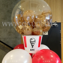 Balon osadzony na kubełku z KFC.