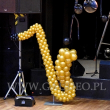 Saksofon z balonów jako element dekoracji na bal karnawałowy.