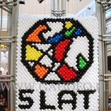 Logo Pasażu Grunwaldzkiego na ścianie z balonów.