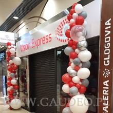 Kolumny z balonów jako dekoracja na otwarcie salonu Vision Express.