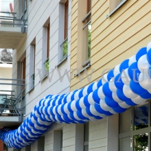 Girlanda z balonów w kolorach srebrnych i niebieskich.