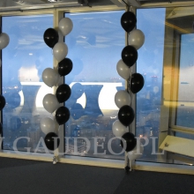 Balony z helem jako dekoracja przestrzeni w The Warsaw Heart.