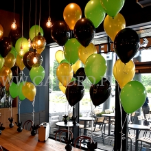 Balony z helem ułożone w stroiki.