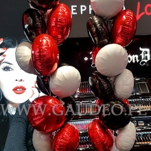 Balony foliowe napełnione helem ułożone w stroiki.