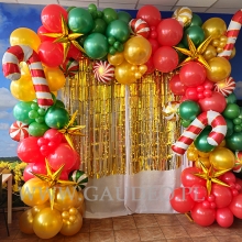 Świąteczna ścianka do zdjęć z balonów.