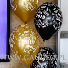 Balony z helem jako dekoracja na Sylwestra.