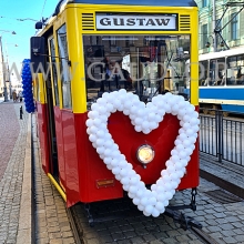 Balony na walentynki jako dekoracja tramwaju.