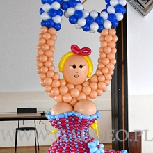 Balonowa figura jako dekoracja z okazji urodzin.
