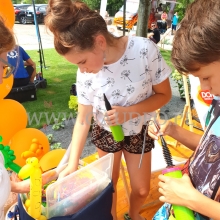 Warsztaty skręcania balonów na pikniku.