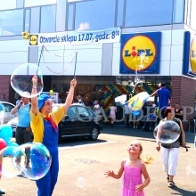 Brama balonowa jako tło dla zabawy przed sklepem Lidla.