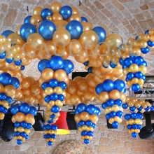 Żyrandol balonowy jako dekoracja na imprezę.